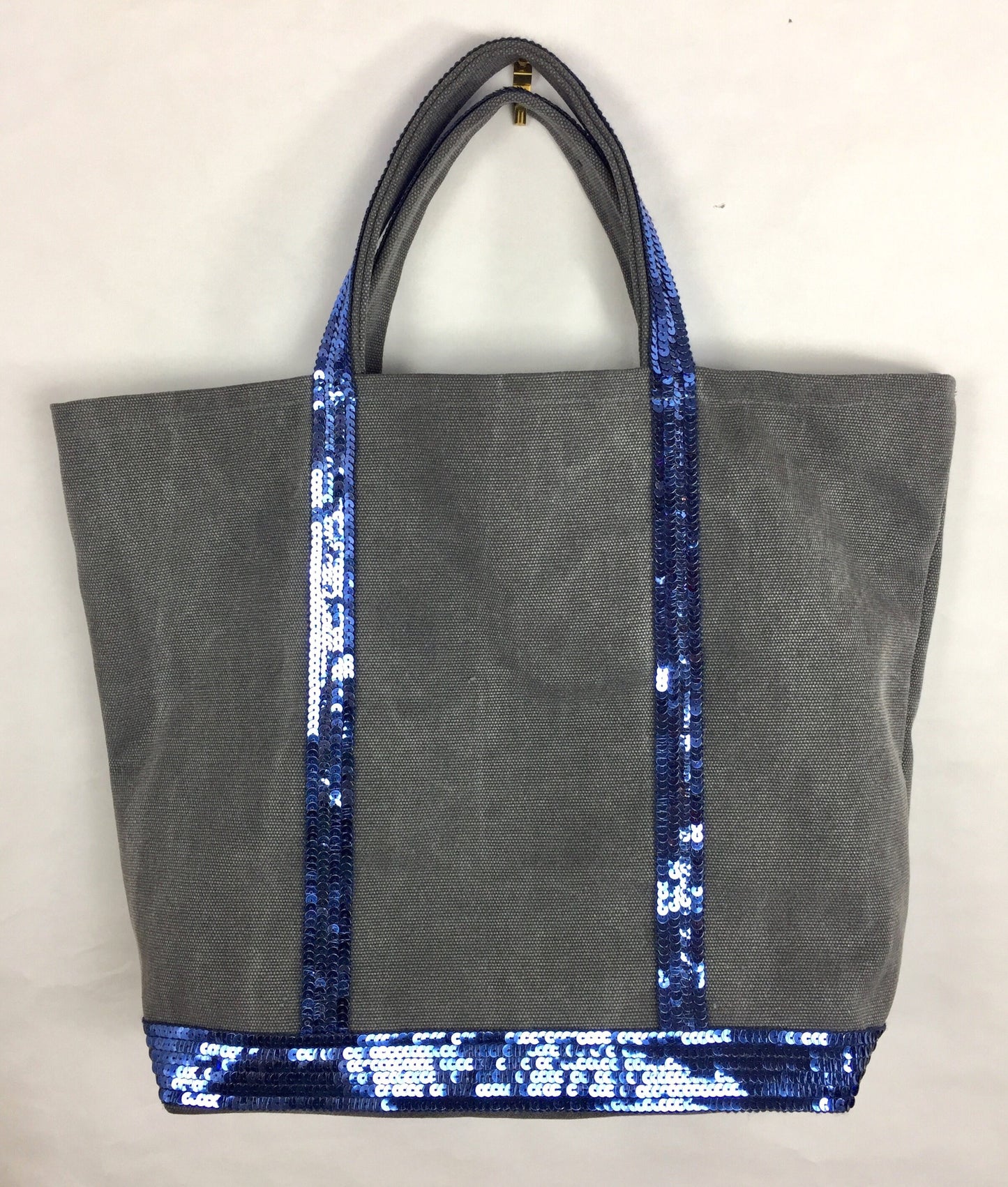 Sac cabas en toile de coton surmontée de paillettes bleues.