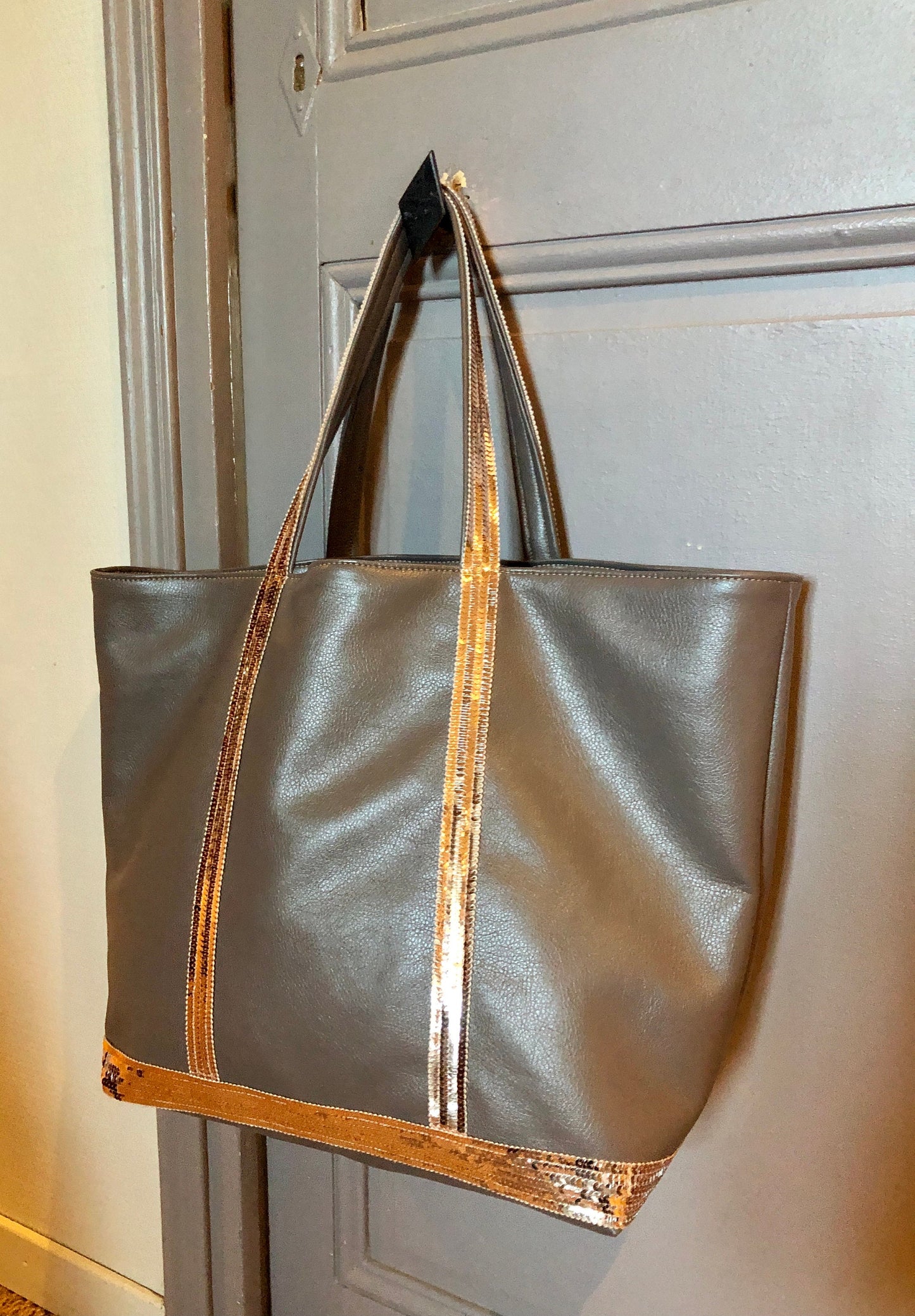 Grand cabas en cuir vegan taupe - sac cabas paillettes doré - tote bag taupe
