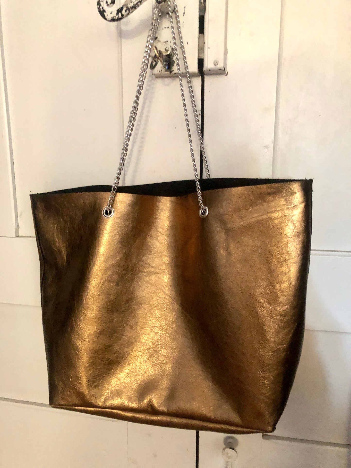 Sac cabas en cuir souple argent avec anses porté épaule en chaine, tote bag slouchy en cuir, sac tote en cuir italien, fourre tout rock chic