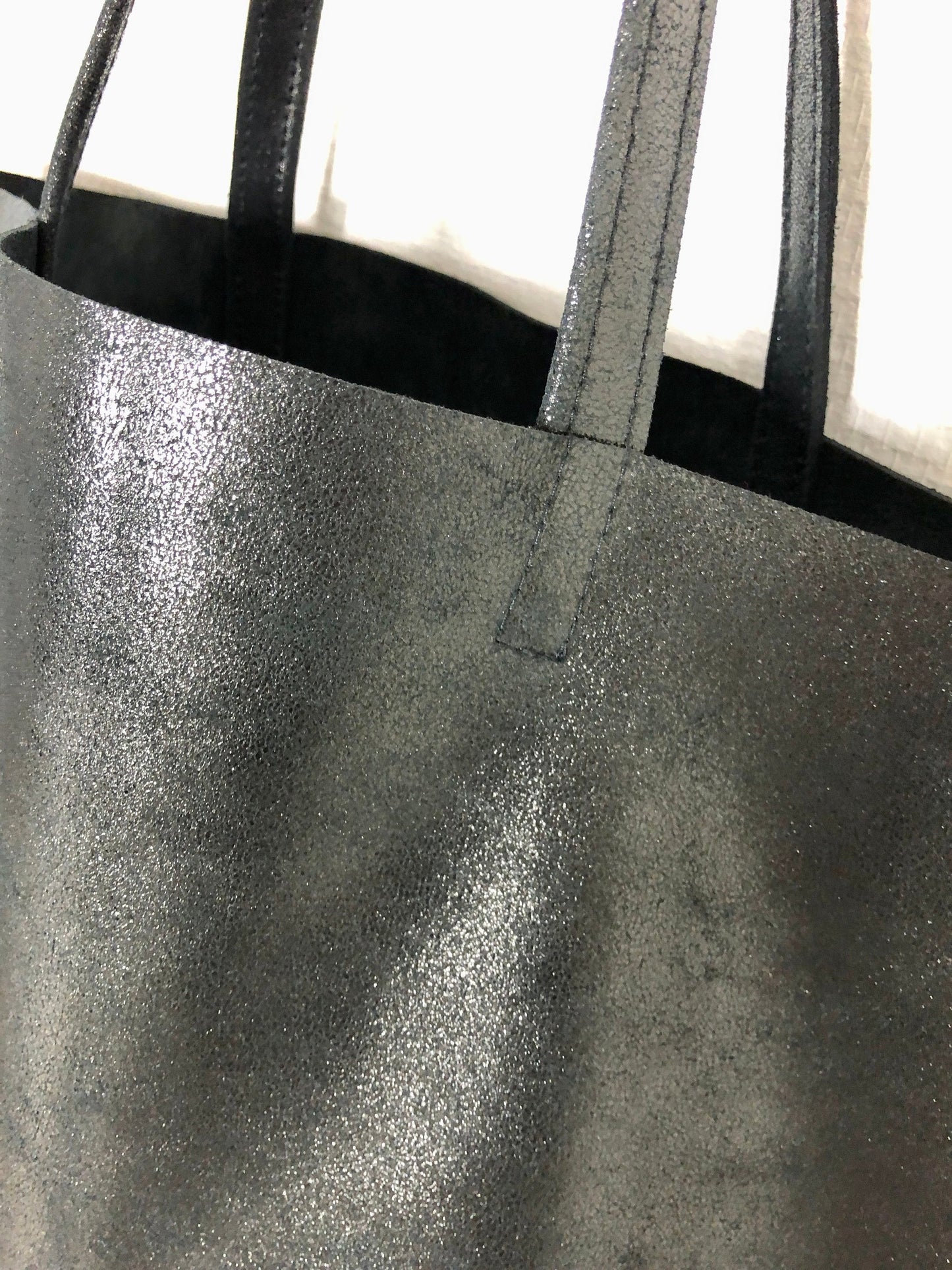 Sac cabas en croute de cuir Italien noir metallic