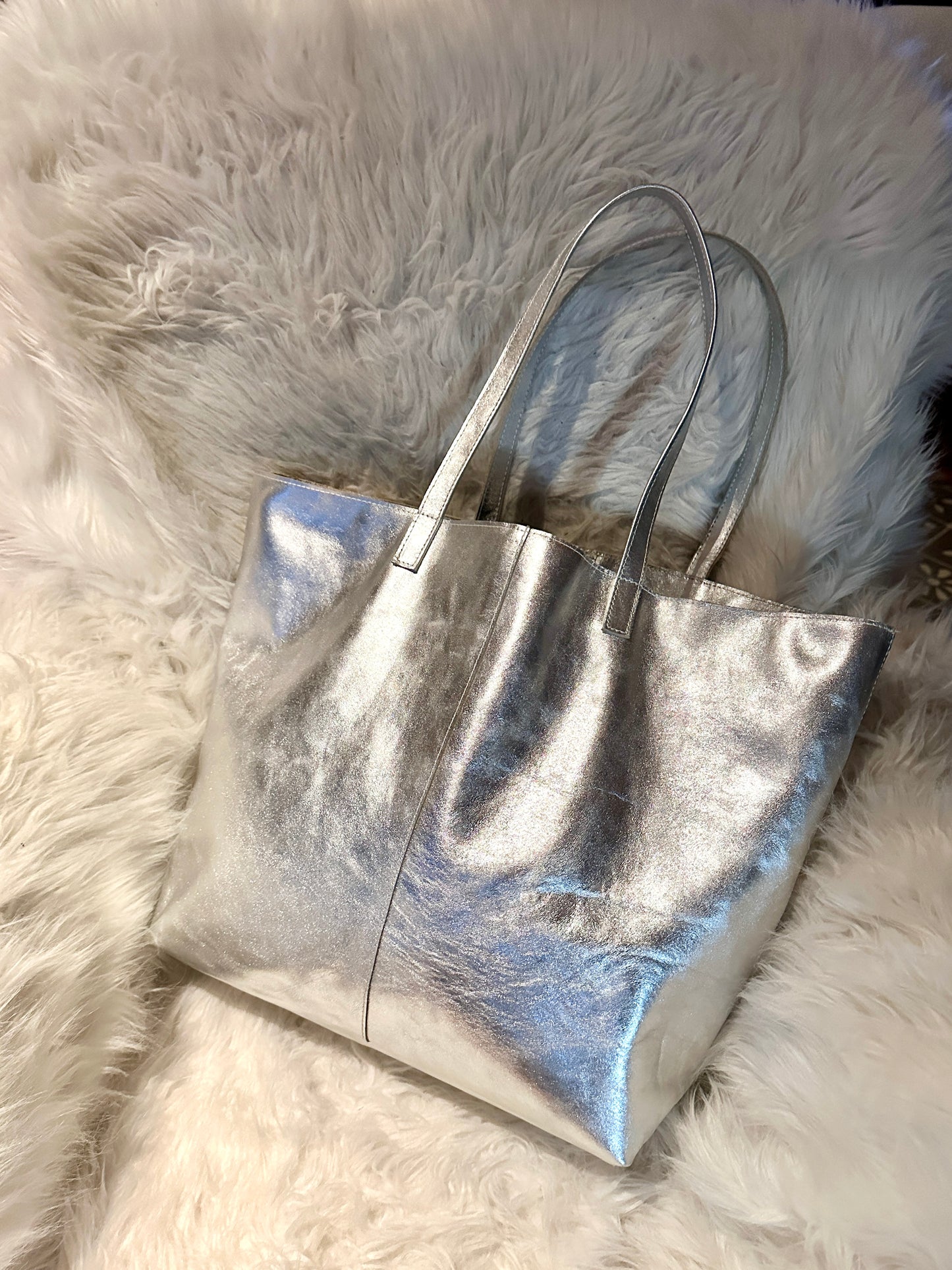 Grand sac fourre tout unique en cuir Italien argenté avec doublure et anses porté épaule, cadeau luxe abordable, cabas design modern