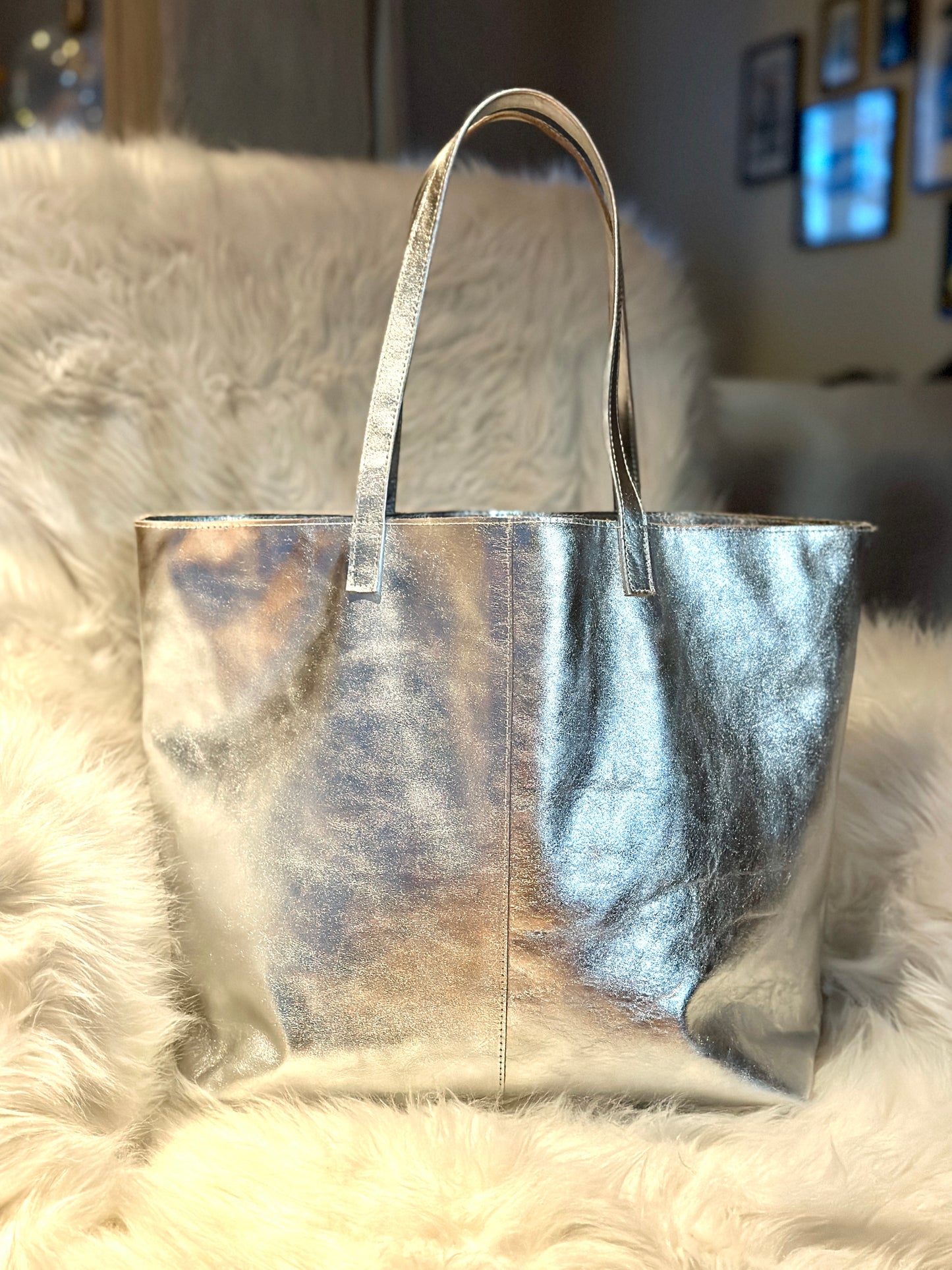 Grand sac fourre tout unique en cuir Italien argenté avec doublure et anses porté épaule, cadeau luxe abordable, cabas design modern