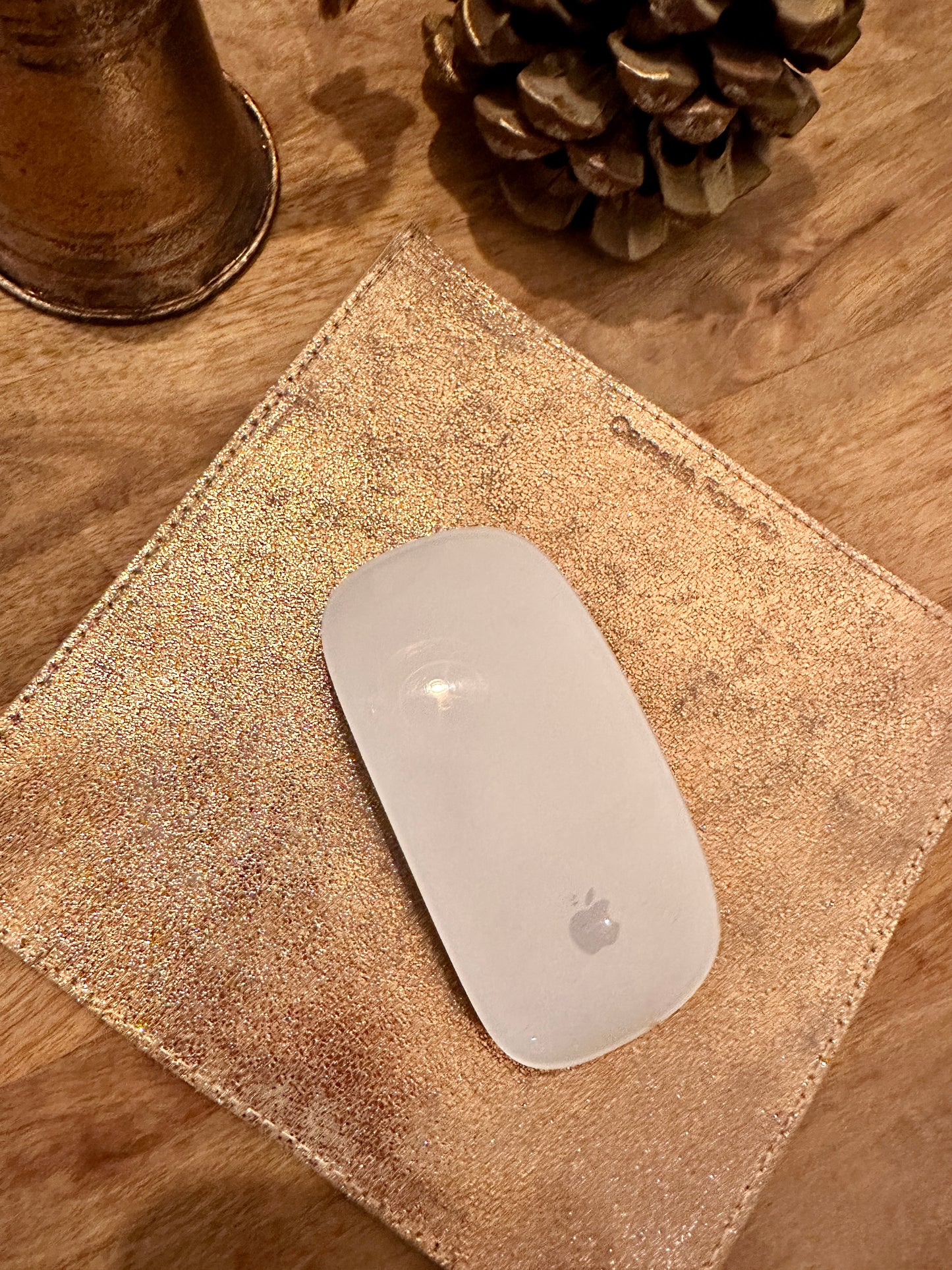 Tapis de souris luxe réversible – Cuir pleine fleur italien, côté doré scintillant et côté or rose