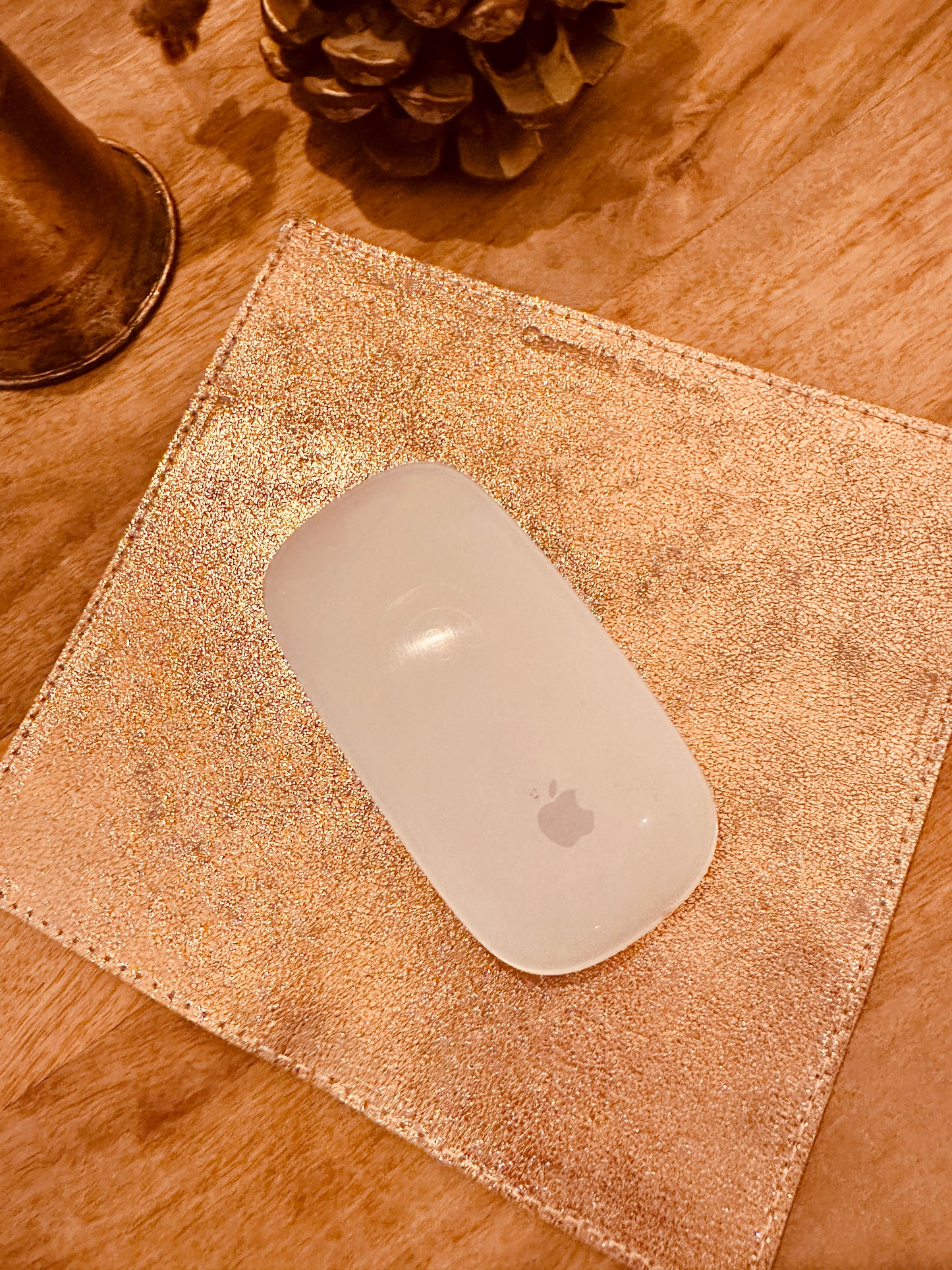 Tapis de souris luxe réversible – Cuir pleine fleur italien, côté doré scintillant et côté or rose