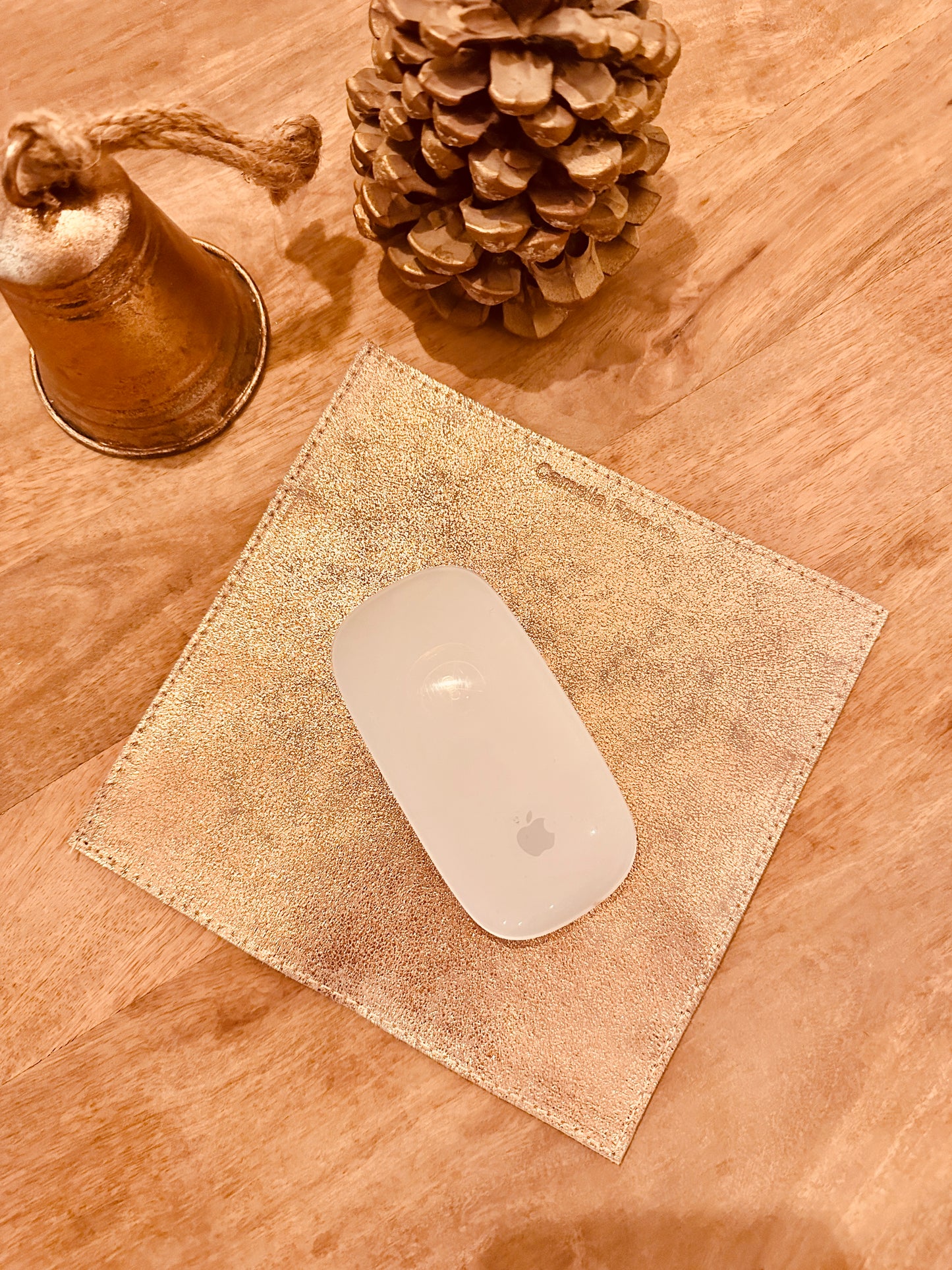 Tapis de souris luxe réversible – Cuir pleine fleur italien, côté doré scintillant et côté or rose