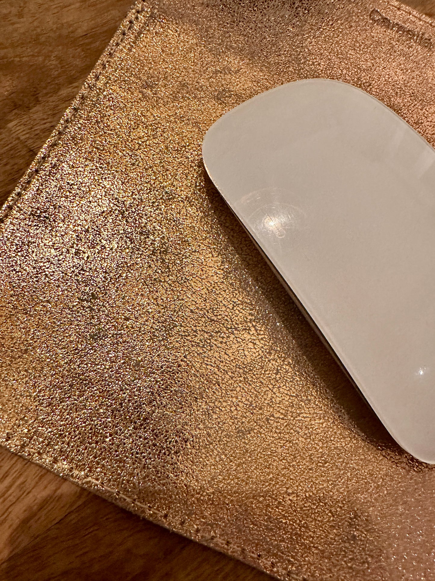 Tapis de souris luxe réversible – Cuir pleine fleur italien, côté doré scintillant et côté or rose