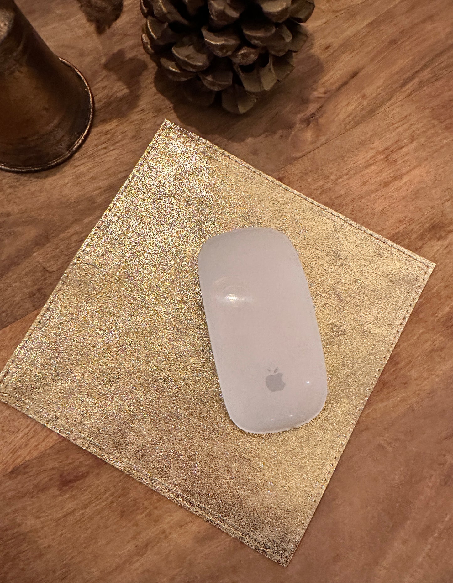 Tapis de souris luxe réversible – Cuir pleine fleur italien, côté doré scintillant et côté or rose