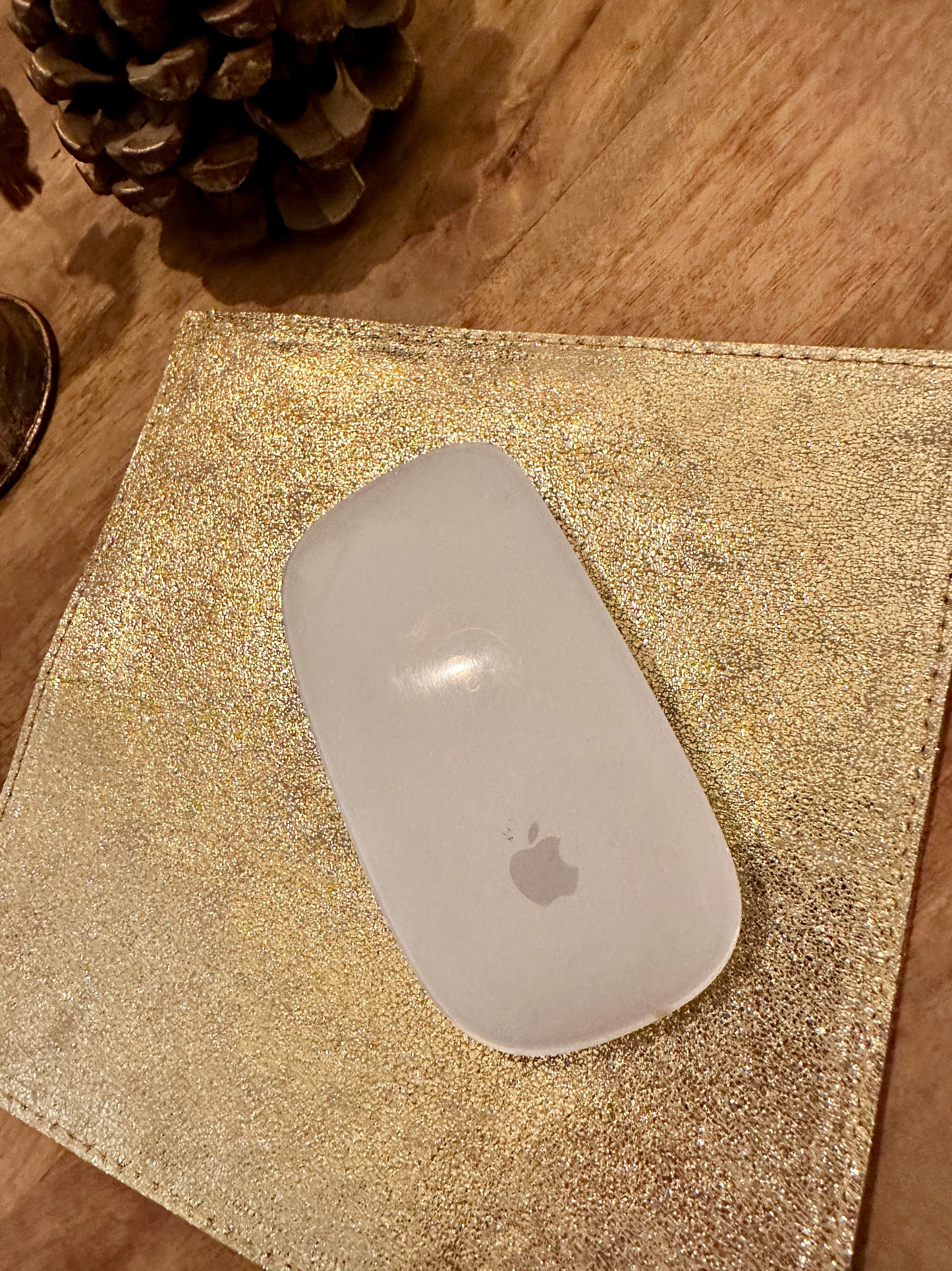 Tapis de souris luxe réversible – Cuir pleine fleur italien, côté doré scintillant et côté or rose
