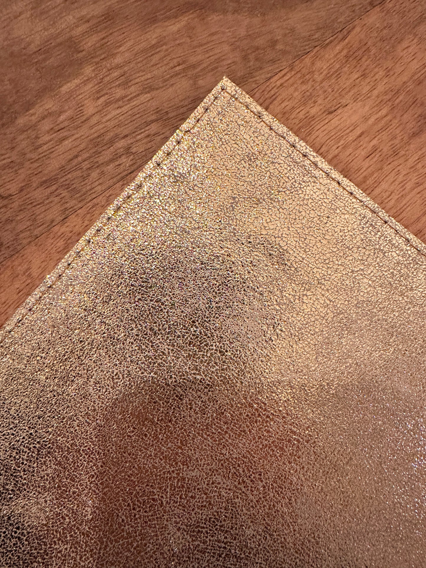Tapis de souris luxe réversible – Cuir pleine fleur italien, côté doré scintillant et côté or rose