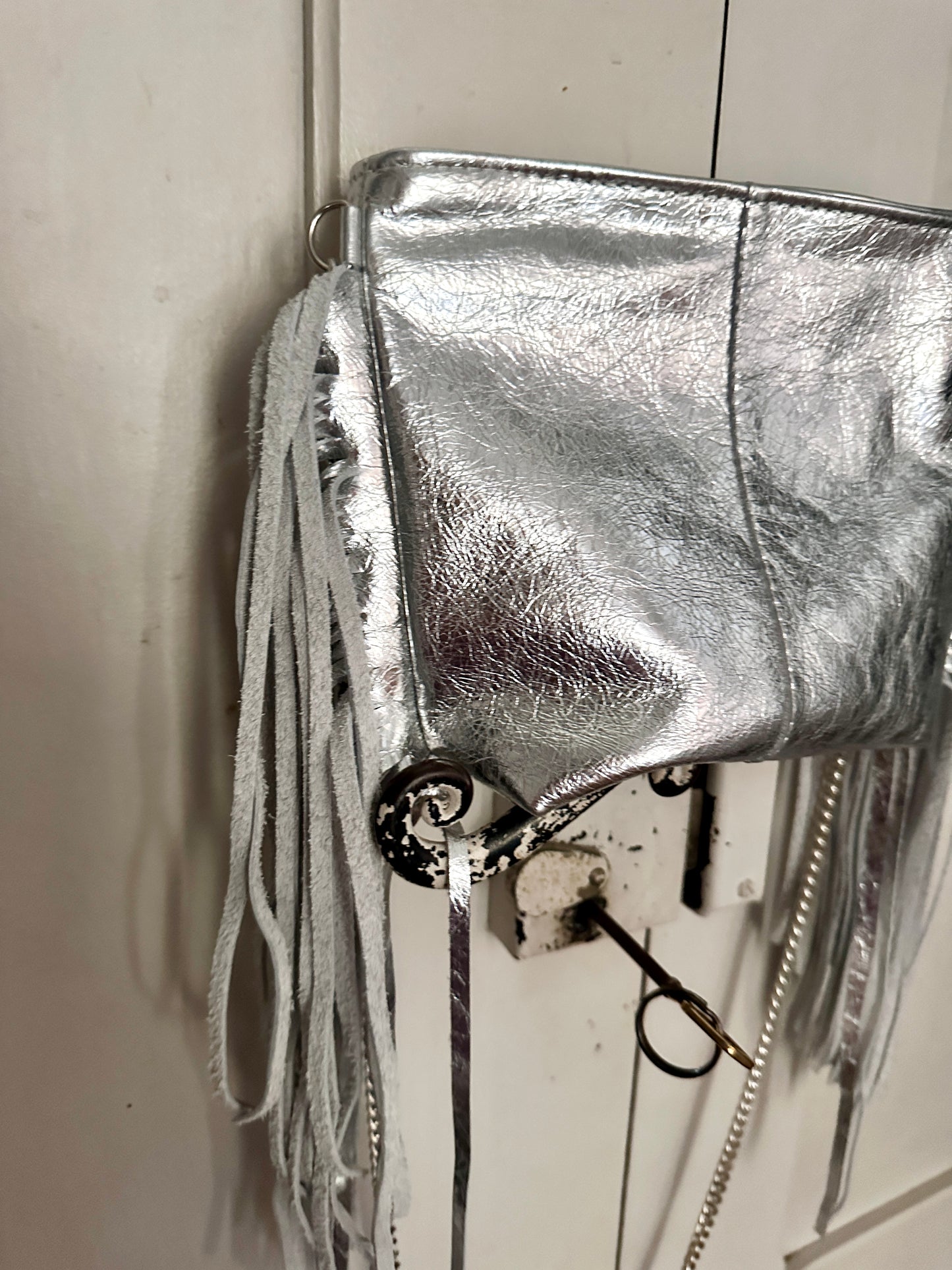 Sac à main cuir italien argenté à franges – Bandoulière & Pochette
