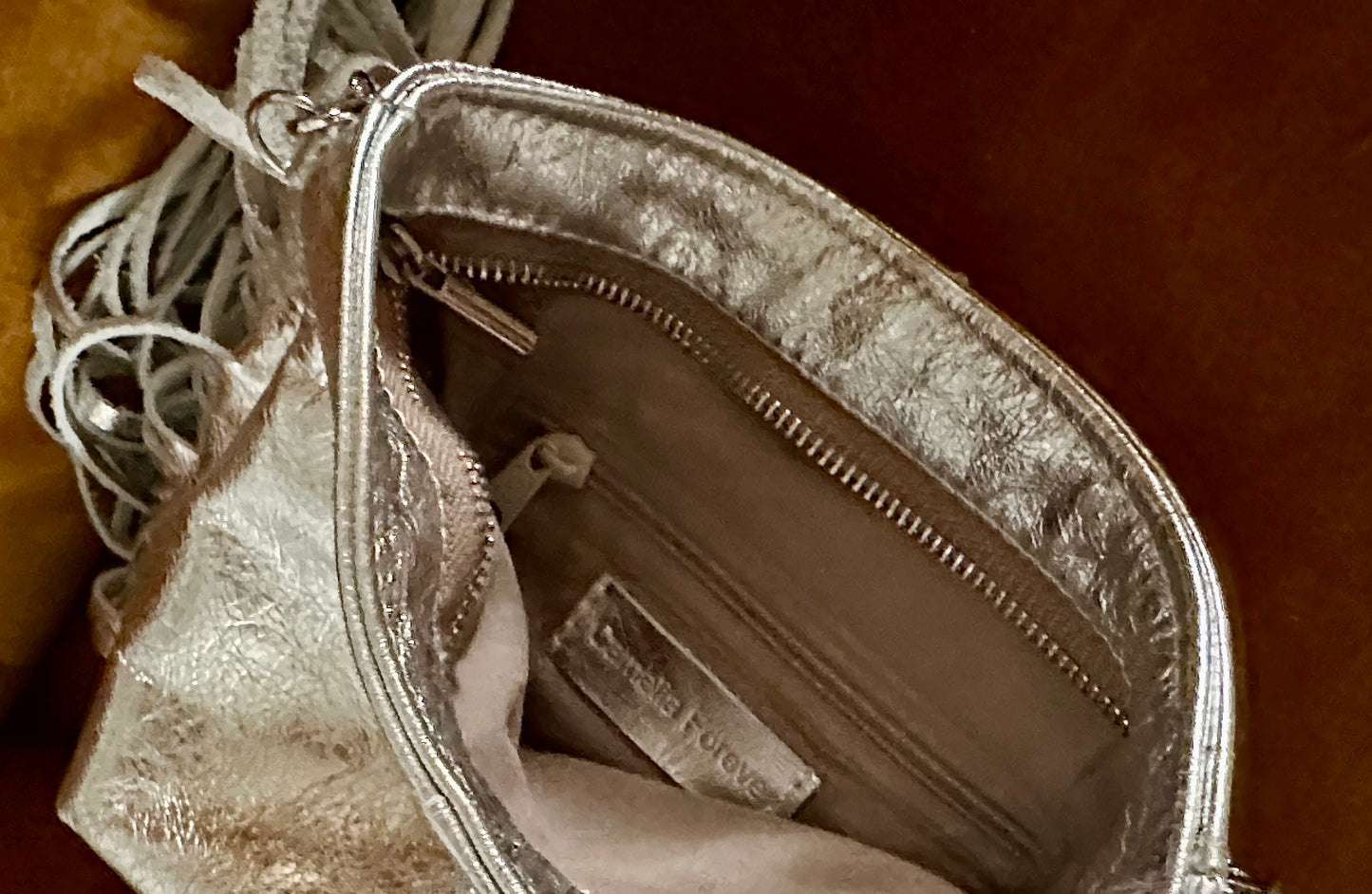 Sac à main cuir italien argenté à franges – Bandoulière & Pochette