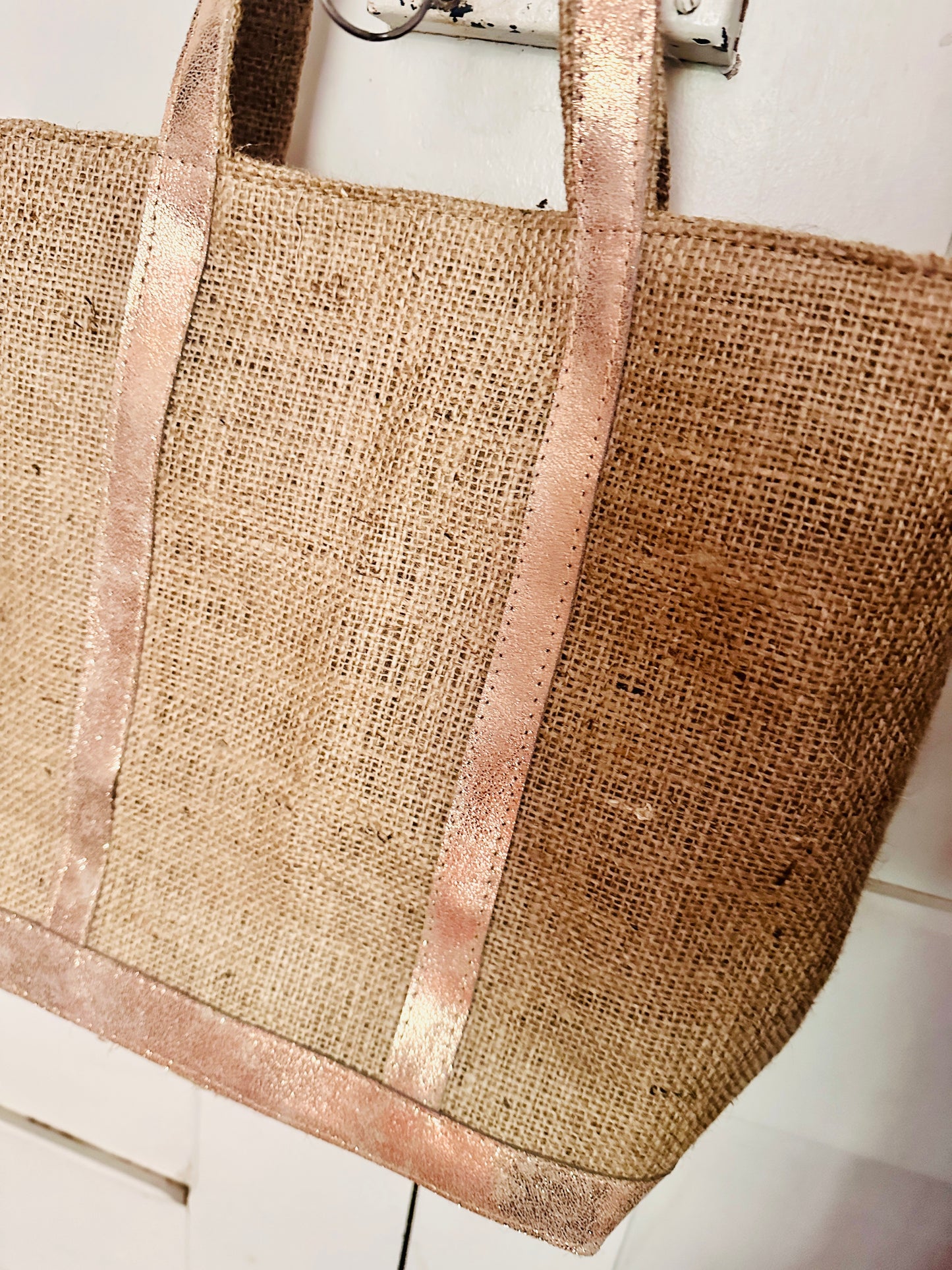 Handmade Jute Tote Bag with Rose Gold Leather – Cotton Lined Summer Beach Shoulder Bag with Zip Pocket & Magnetic Clasp
