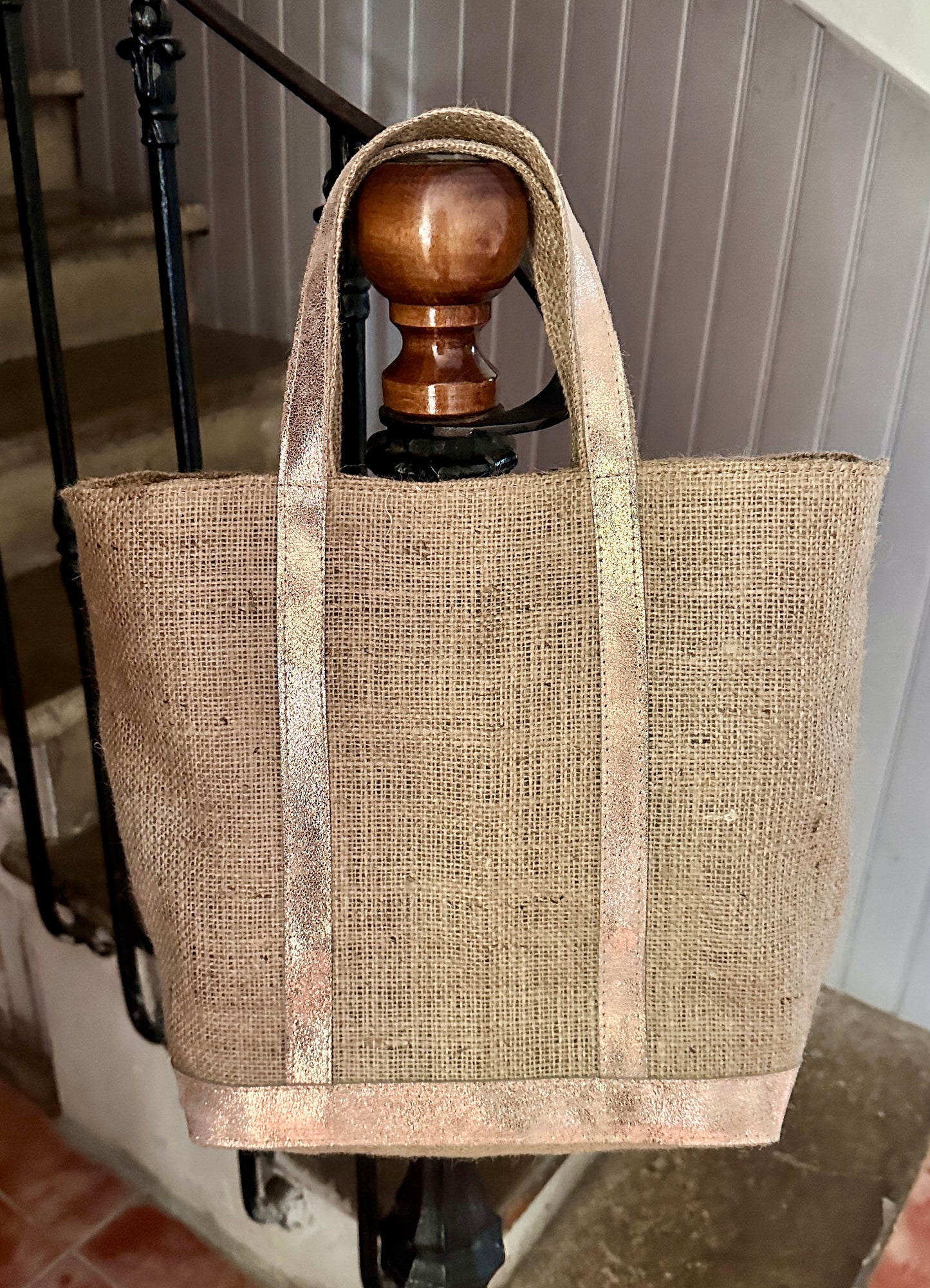 Handmade Jute Tote Bag with Rose Gold Leather – Cotton Lined Summer Beach Shoulder Bag with Zip Pocket & Magnetic Clasp
