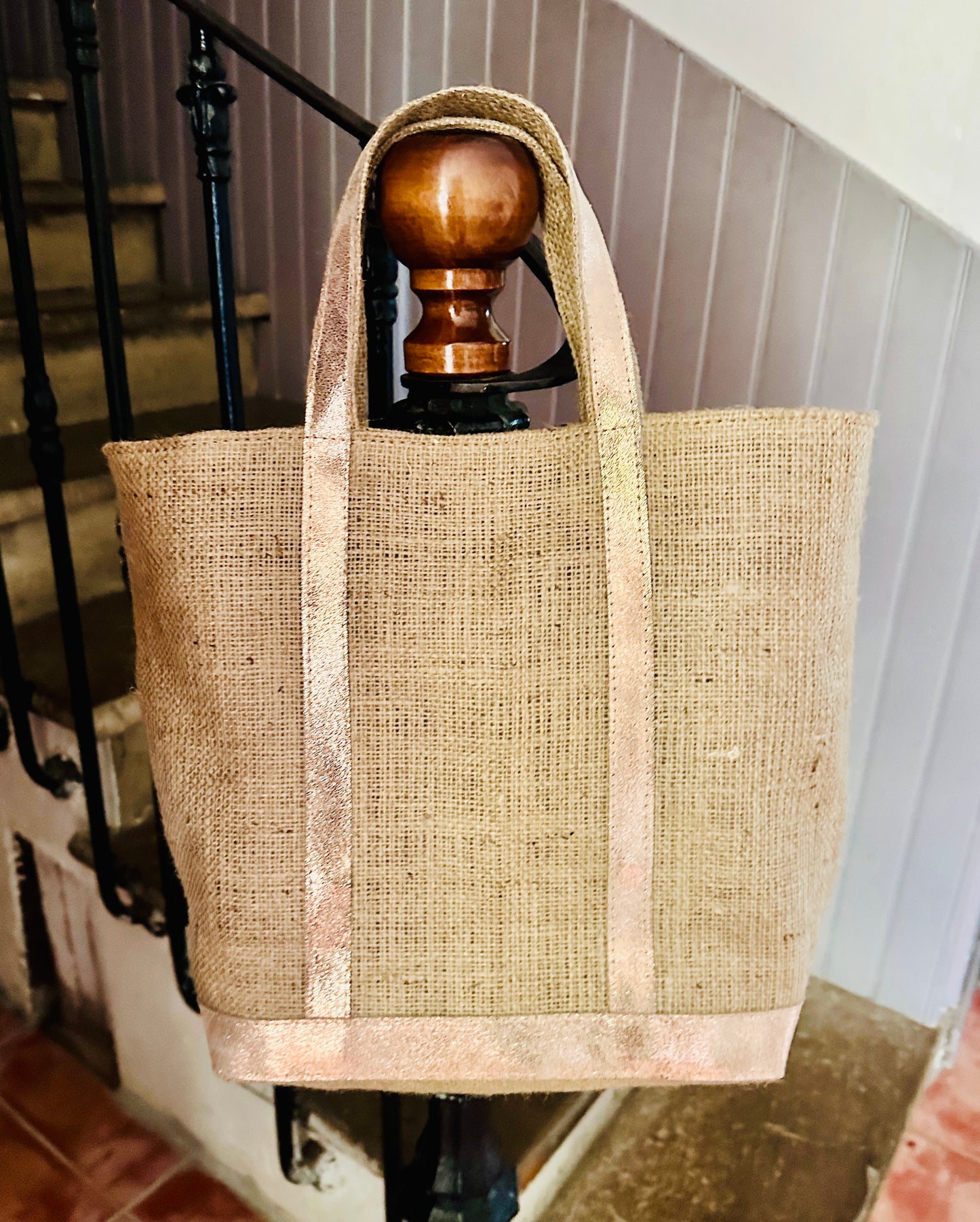 Handmade Jute Tote Bag with Rose Gold Leather – Cotton Lined Summer Beach Shoulder Bag with Zip Pocket & Magnetic Clasp