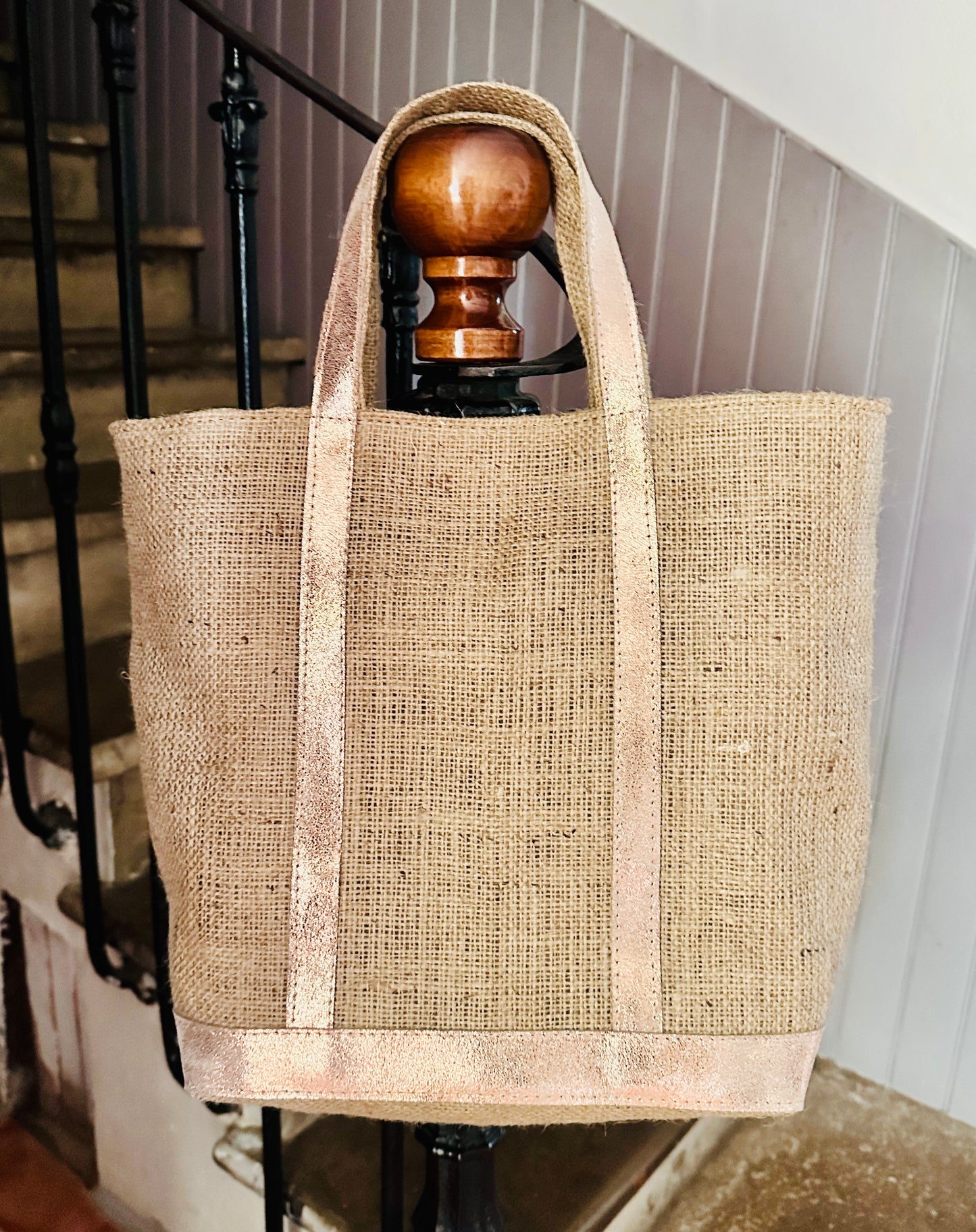 Handmade Jute Tote Bag with Rose Gold Leather – Cotton Lined Summer Beach Shoulder Bag with Zip Pocket & Magnetic Clasp