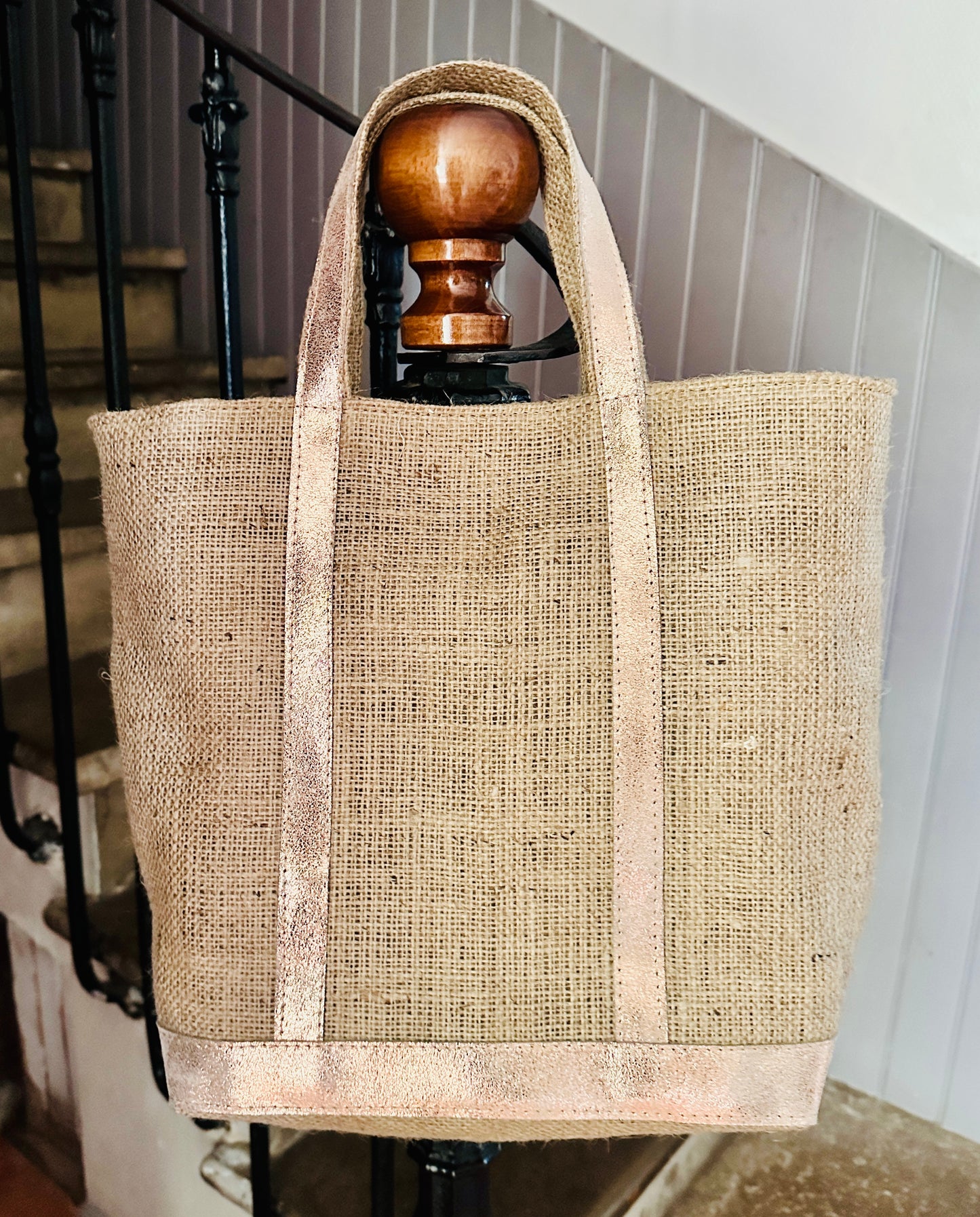 Handmade Jute Tote Bag with Rose Gold Leather – Cotton Lined Summer Beach Shoulder Bag with Zip Pocket & Magnetic Clasp