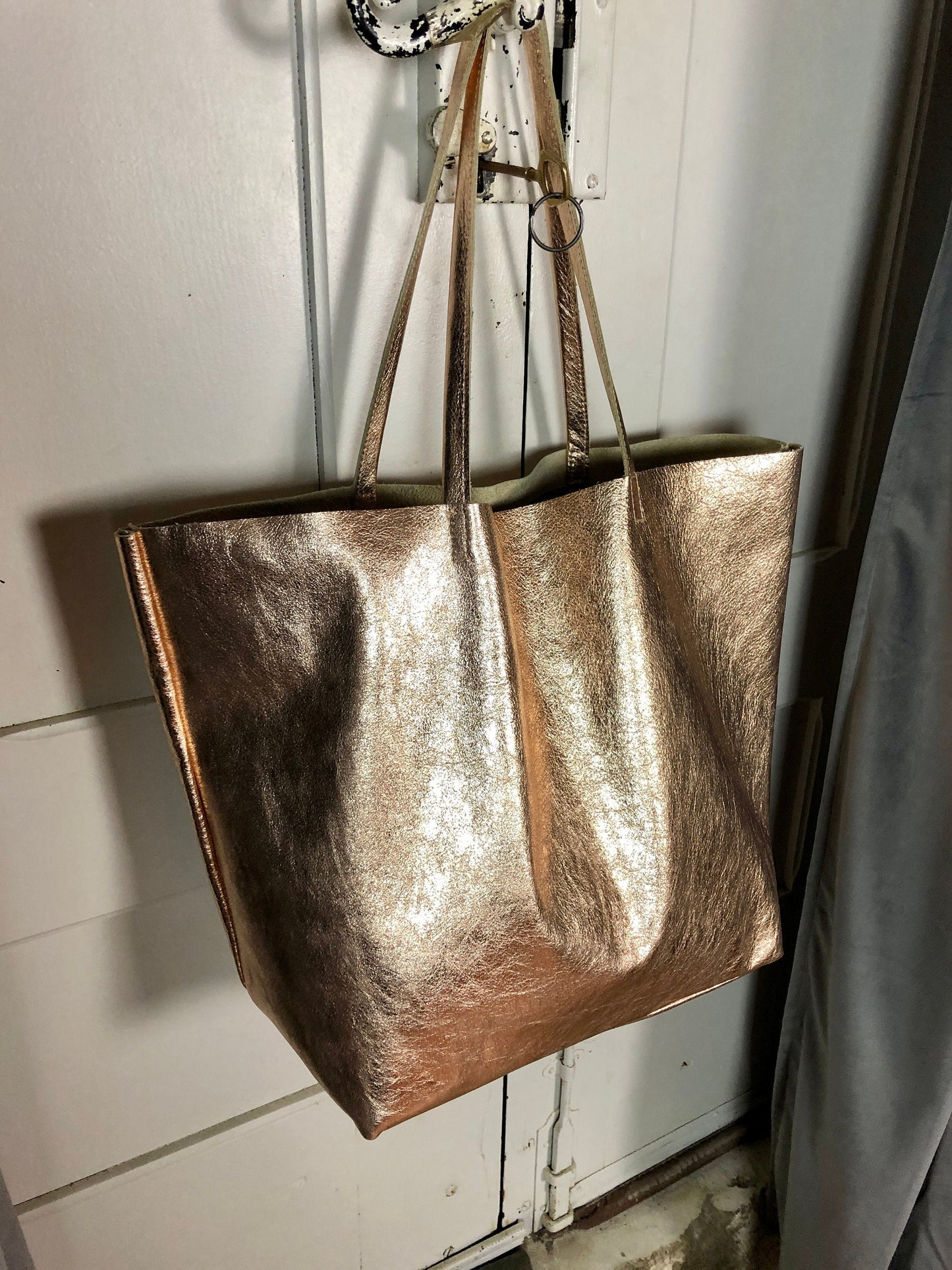Sac cuir femme, grand cabas cuir rose doré, sac cuir italien, fourre tout cuir rose doré, cabas femme porté épaule en cuir souple