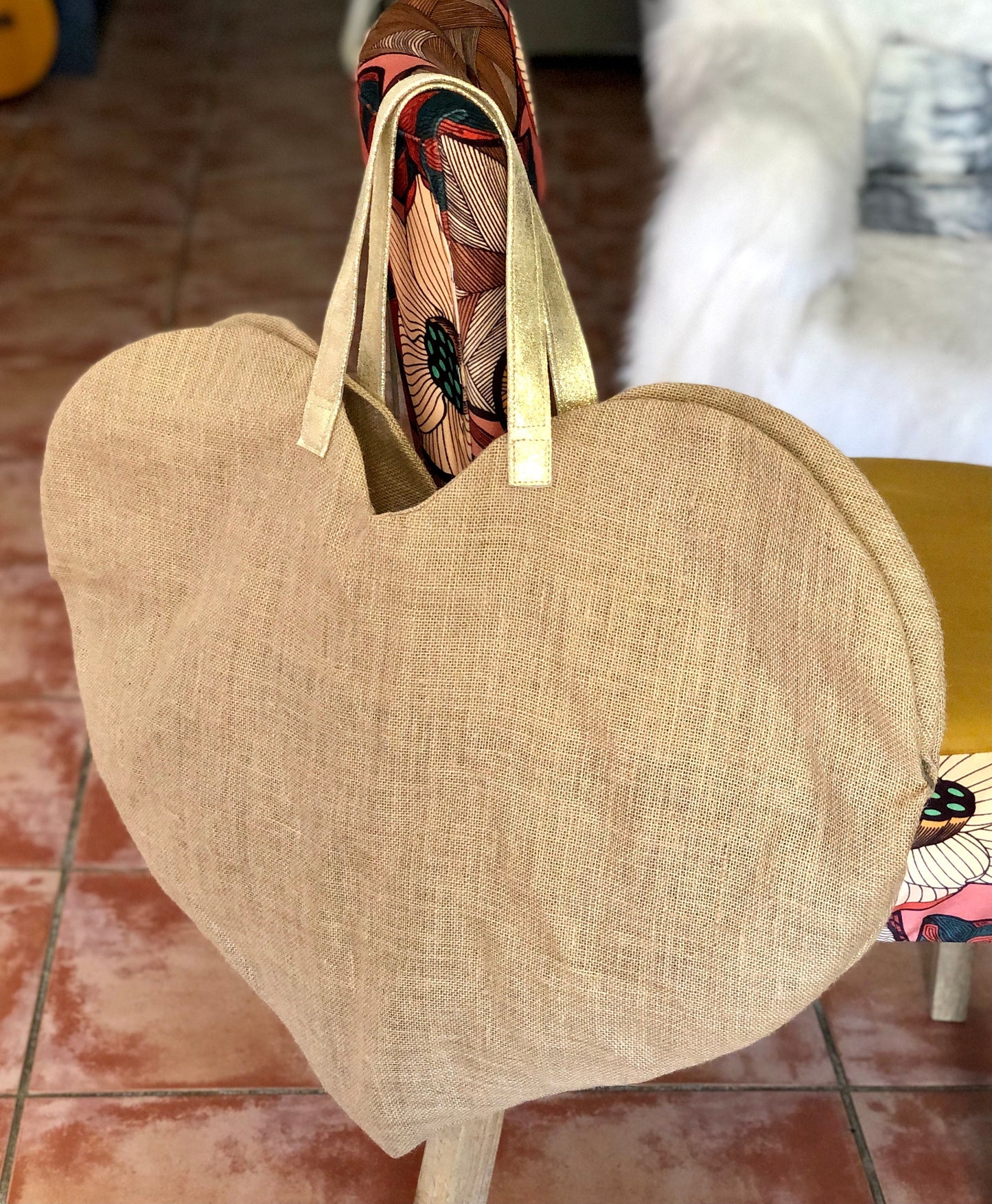 Huge heart-shaped tote bag in burlap, oversized beach bag in jute and leather, XXL boho bag, super large tote bag worn on the shoulder
