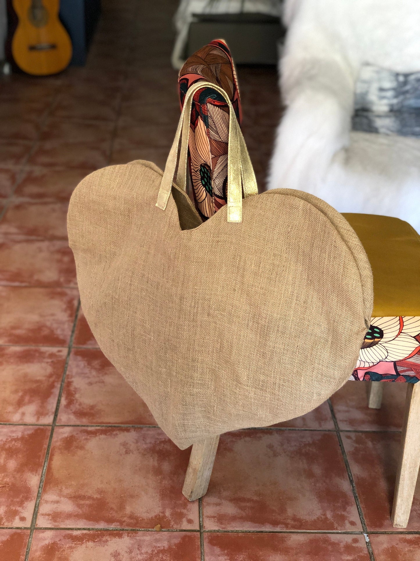 Huge heart-shaped tote bag in burlap, oversized beach bag in jute and leather, XXL boho bag, super large tote bag worn on the shoulder