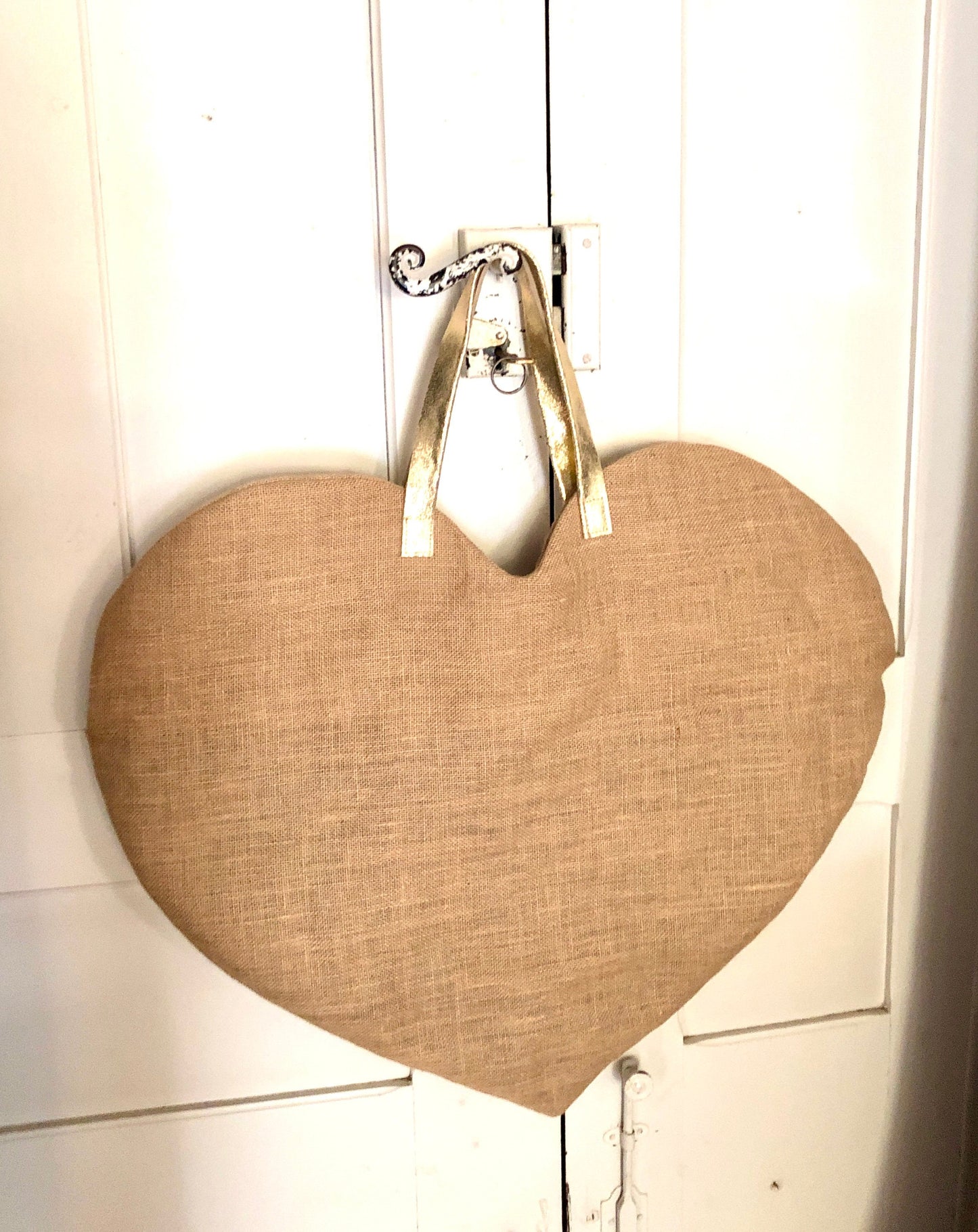 Huge heart-shaped tote bag in burlap, oversized beach bag in jute and leather, XXL boho bag, super large tote bag worn on the shoulder