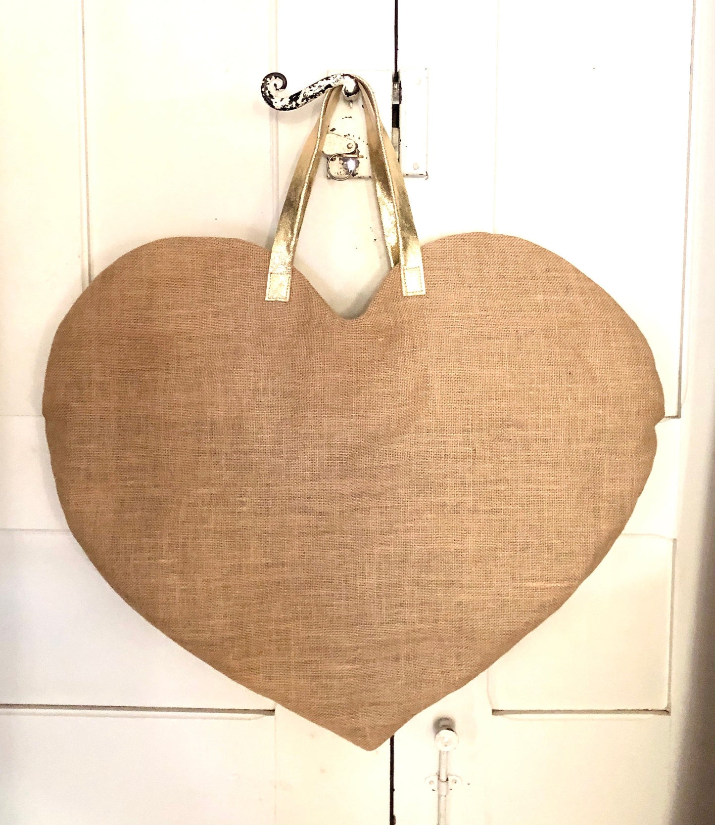 Huge heart-shaped tote bag in burlap, oversized beach bag in jute and leather, XXL boho bag, super large tote bag worn on the shoulder