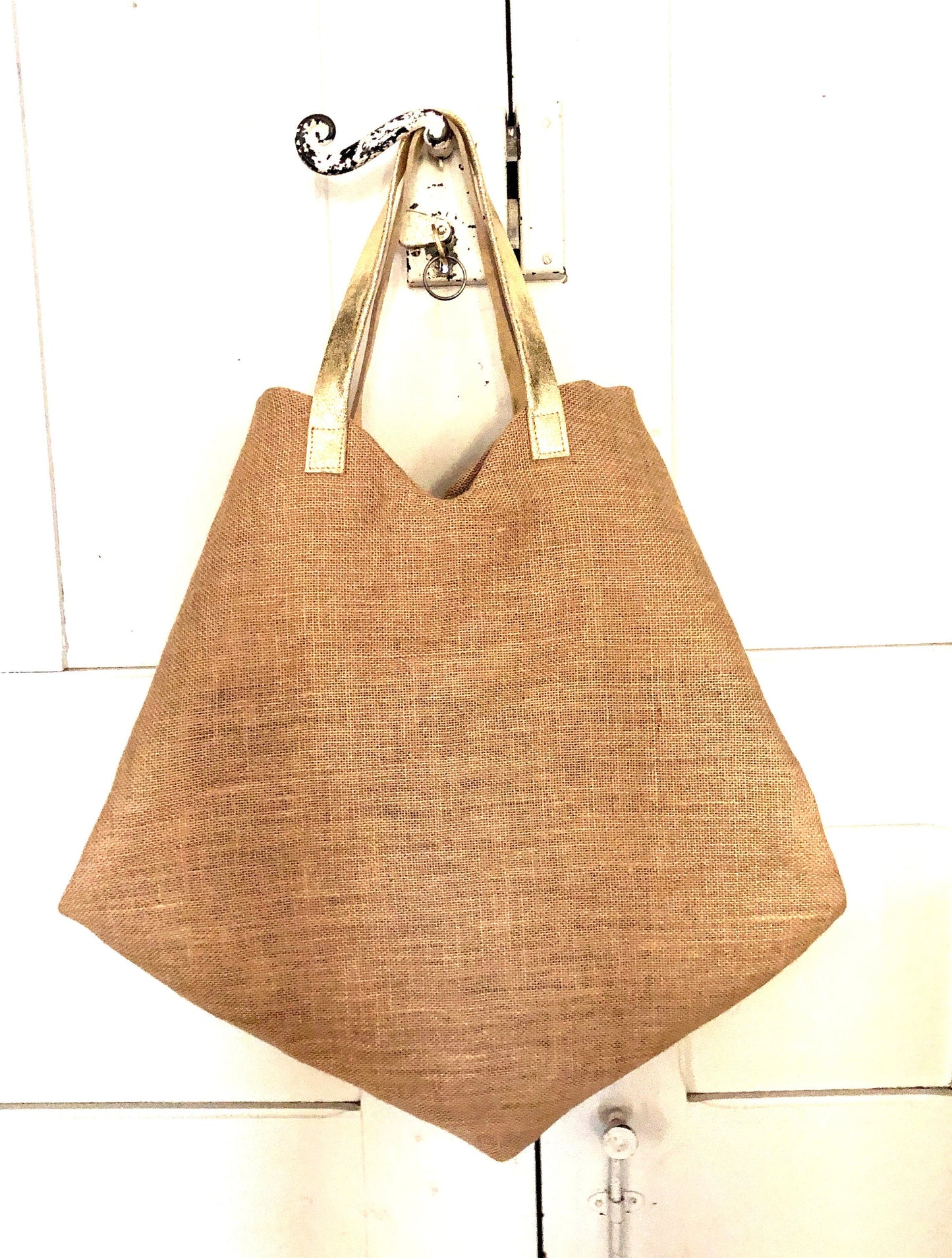 Huge heart-shaped tote bag in burlap, oversized beach bag in jute and leather, XXL boho bag, super large tote bag worn on the shoulder