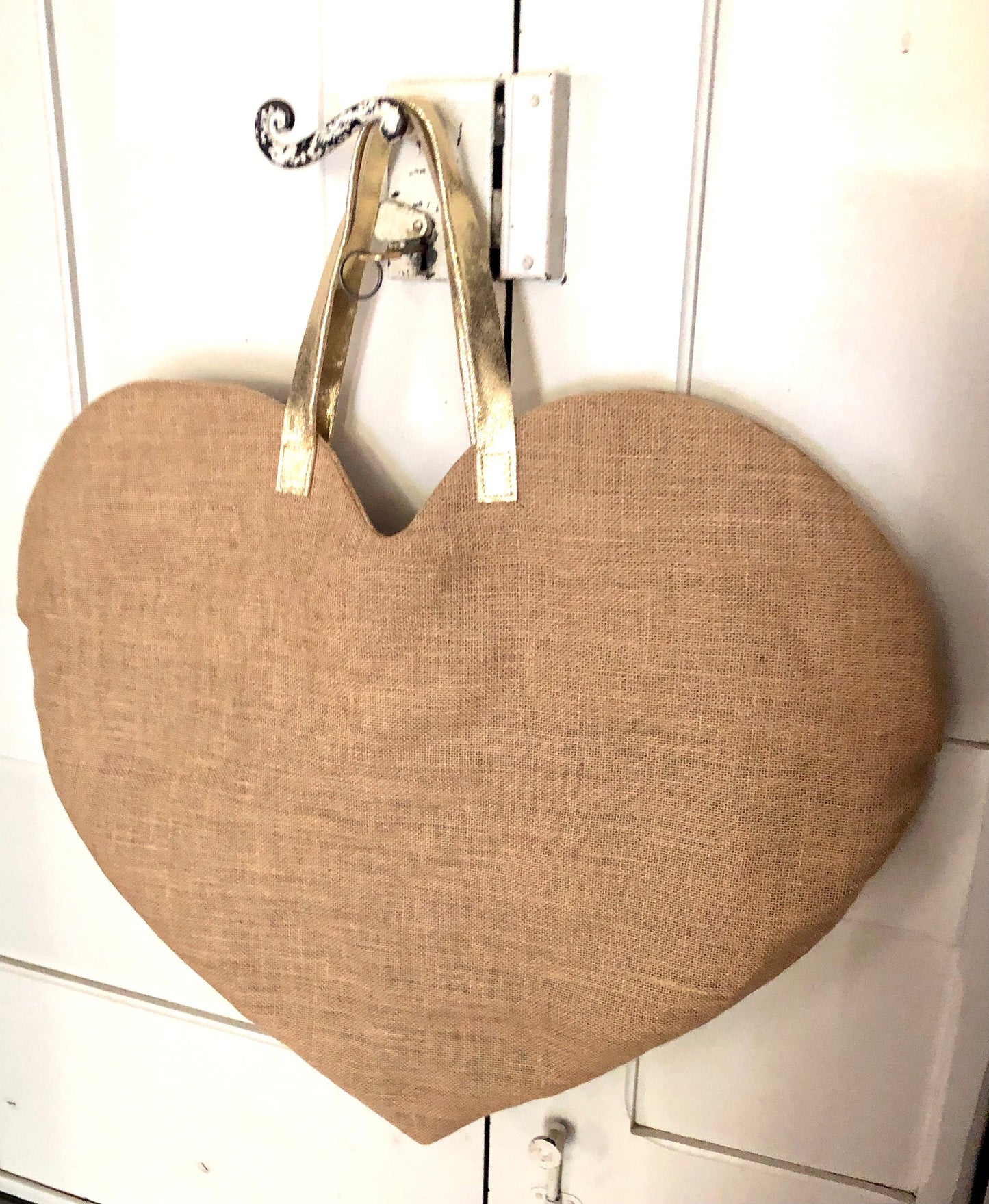 Huge heart-shaped tote bag in burlap, oversized beach bag in jute and leather, XXL boho bag, super large tote bag worn on the shoulder