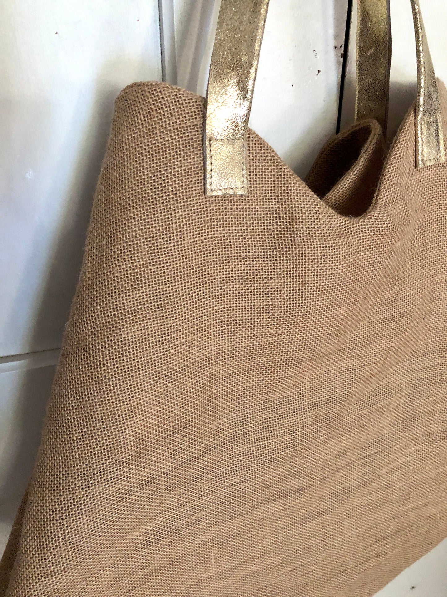 Huge heart-shaped tote bag in burlap, oversized beach bag in jute and leather, XXL boho bag, super large tote bag worn on the shoulder