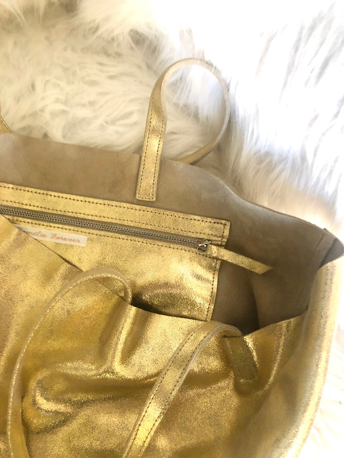 Grand sac cabas en croute de cuir Italien doré pailletté.