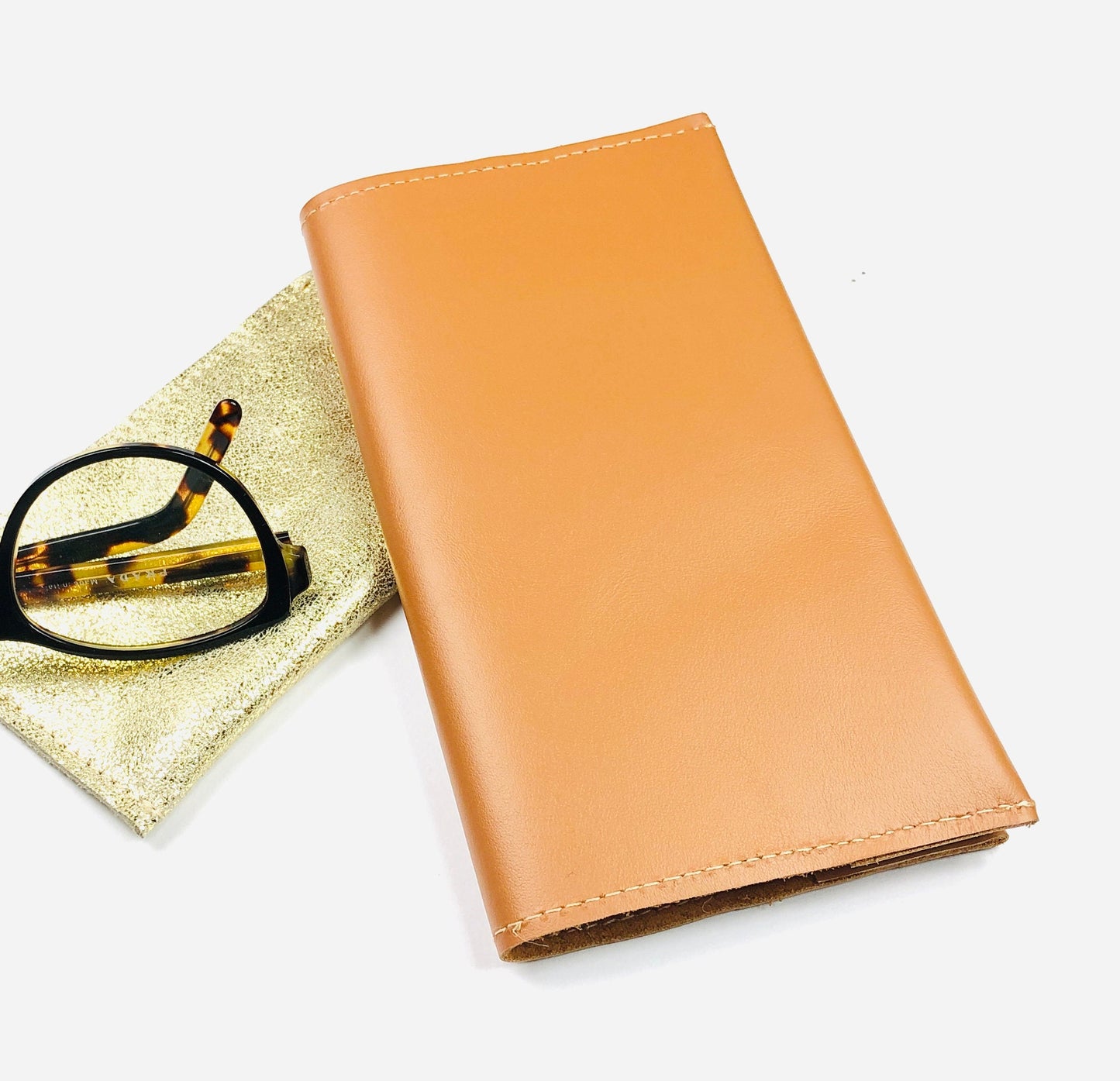 Porte chéquier en cuir camel protège chéquier fantaisie cadeau personnalisé étui chéquier paysage initiales cadeau amie