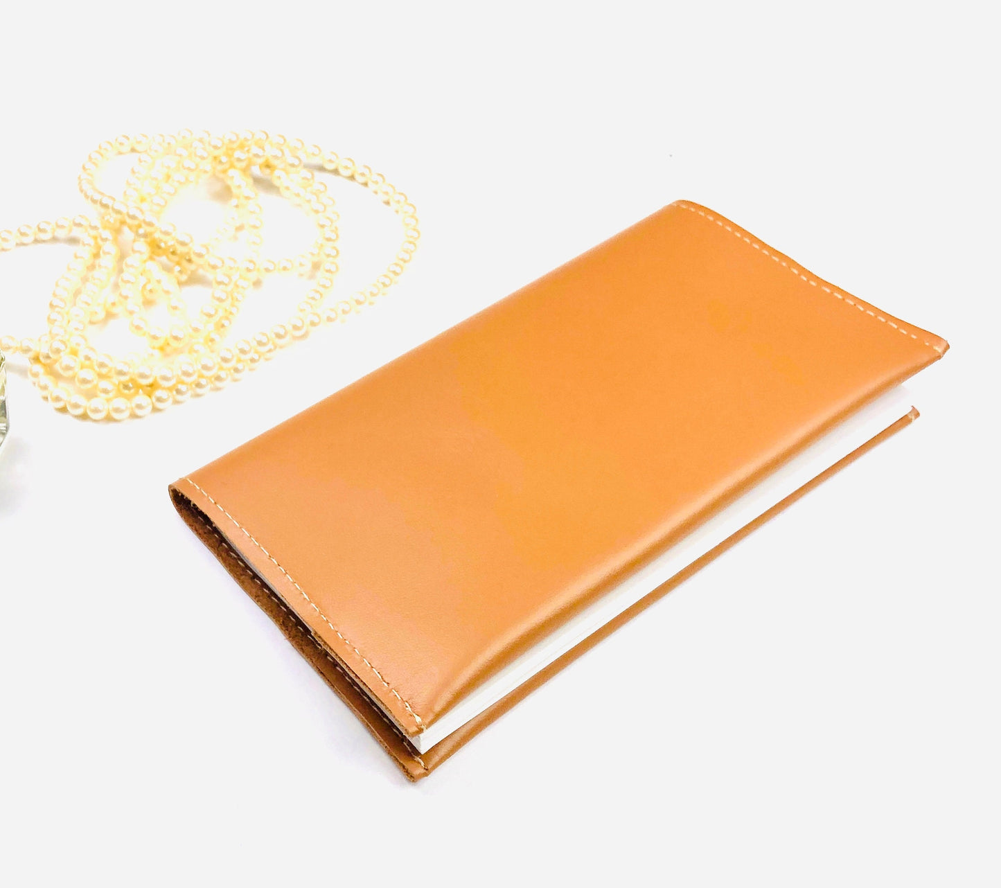 Porte chéquier en cuir camel protège chéquier fantaisie cadeau personnalisé étui chéquier paysage initiales cadeau amie